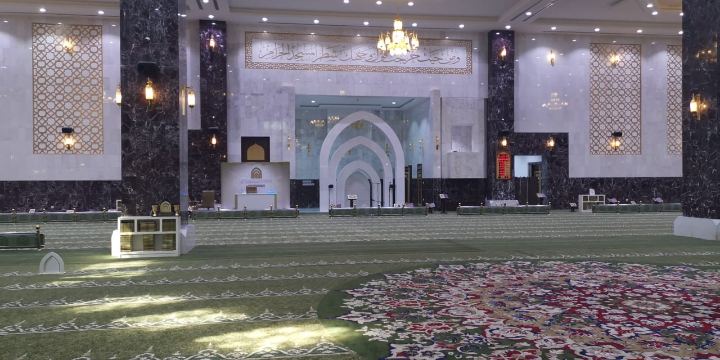 مبانٍ تجارية وحكومية ومساجد