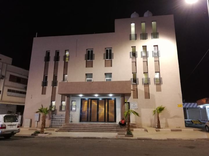 مبانٍ تجارية وحكومية ومساجد