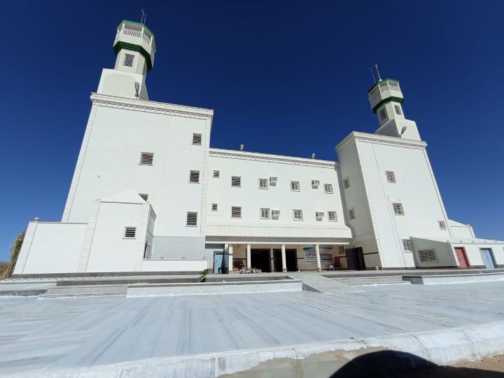 مبانٍ تجارية وحكومية ومساجد