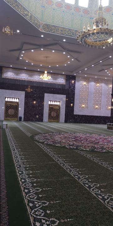 مبانٍ تجارية وحكومية ومساجد