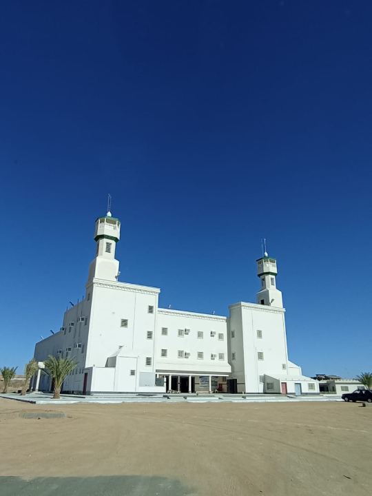 مبانٍ تجارية وحكومية ومساجد