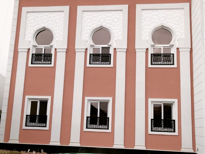 مبانٍ تجارية وحكومية ومساجد