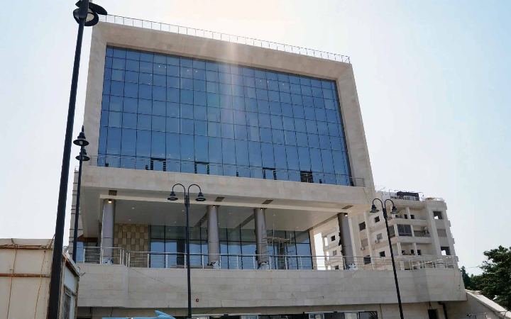 مبانٍ تجارية وحكومية ومساجد