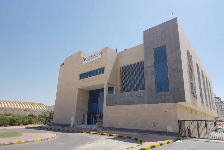 مبانٍ تجارية وحكومية ومساجد